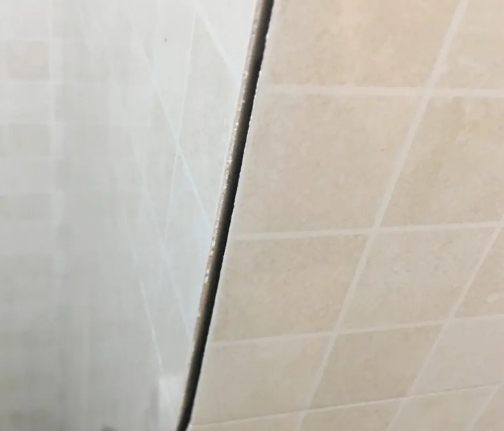陆良瓷砖空鼓维修公司分享阳台瓷砖脱落的修复过程可以分为以下几个步骤