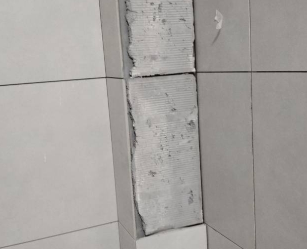 陆良瓷砖空鼓维修公司分享下瓷砖施工前基层浇水润湿程度不足，可能导致以下问题